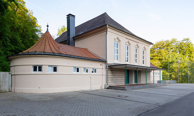 Sanierung Sporthalle Hubertusallee in Wuppertal - Außenaufnahme - Blick von Links