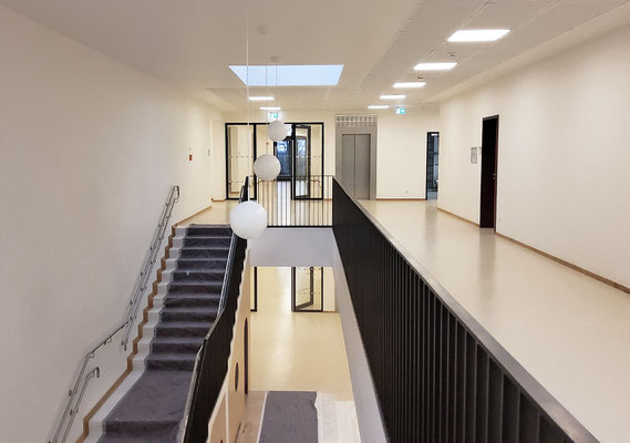 Neubau Kita mit Familienzentrum in Bergheim-Ahe, Treppe mit Blick ins 1. Obergeschoss