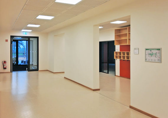 Neubau Kita mit Familienzentrum in Bergheim-Ahe, Blick in die Garderobe