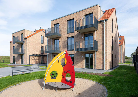 405 Neubau von 4 geförderten Wohnhäusern im Pater-Prinz-Weg in Köln-Rondorf, Blick vom Kinderspielplatz