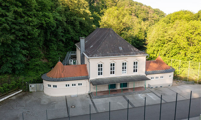 Sanierung Sporthalle Hubertusallee in Wuppertal - Außenaufnahme - Vogelperspektive seitlich von vorne