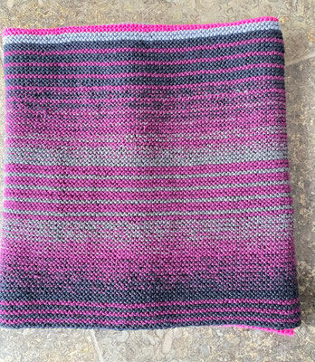 DoppelWopper Grautöne hotpink-vino / Loop gestrickt und fotografiert von Renate Freund.