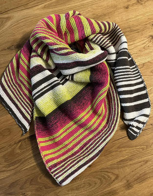 "Pink Kiwi Variante 8": Tuch gestrickt und fotografiert von Andrea Stein. 