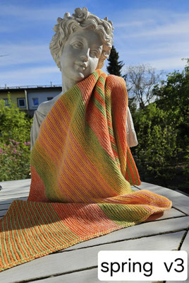 "Spring Variante 3": Tuch gestrickt und fotografiert von Angelika Reddig.