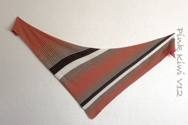 "Pink Kiwi Variante 12": Tuch gestrickt und fotografiert von Ursula Schindelhauer.