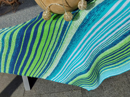 "Moin Moin Variante 11": Tuch gestrickt und fotografiert von Rosemarie Aretz.