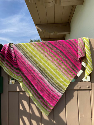 "Pink Kiwi Variante 10": Tuch gestrickt und fotografiert von Sabine Obe.