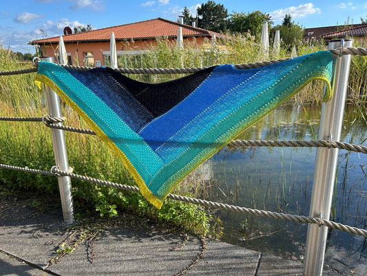 Wassermann F421 4-fädig 750m / Tuch gestrickt und fotografiert von Andrea Gerwins.