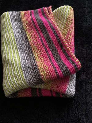 "Pink Kiwi Variante 2": Tuch gestrickt und fotografiert von Jen Pfeifer.
