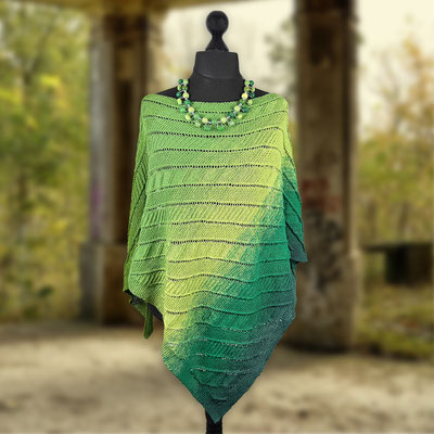 "Der grüne Bobbel" / Farbzusammenstellung sowie Tuch gestrickt und fotografiert von Ursula Schindelhauer.