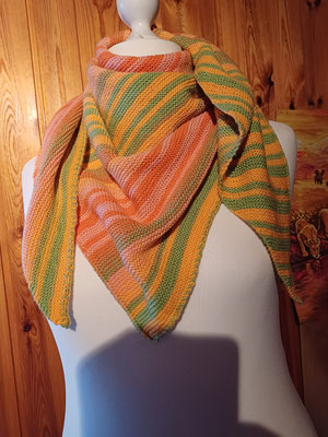 "Sping Variante 12": Tuch gestrickt und fotografiert von Angelika Schwirz.