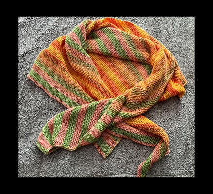 "Spring Variante 8": Tuch gestrickt und fotografiert von Alexandra Fischer.