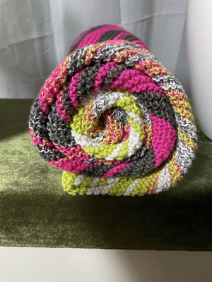 "Pink Kiwi Variante 3": Tuch gestrickt und fotografiert von Julia Groß.