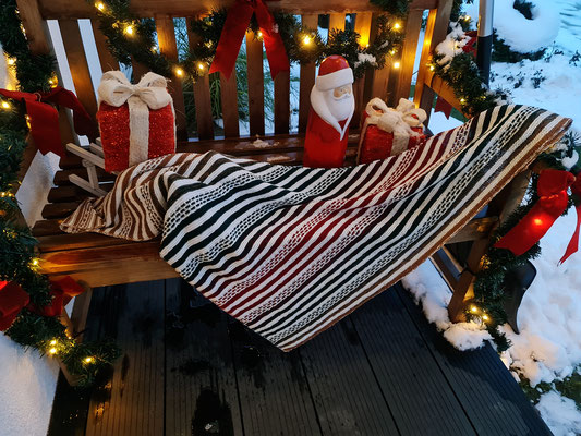 Weihnachten im Erzgebirge / Tuch gestrickt und fotografiert von Anke Barmwater.