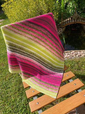 "Pink Kiwi Variante 10": Tuch gestrickt und fotografiert von Sabine Obe.