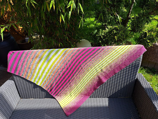 "Pink Kiwi Variante 2": Tuch gestrickt und fotografiert von Erika Leimeister  