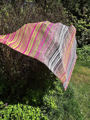 "Pink Kiwi Variante 9": Tuch gestrickt und fotografiert von Nel Pi.