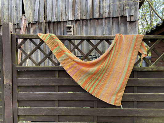 "Spring Variante 9": Tuch gestrickt und fotografiert von Hildegard Wunder.