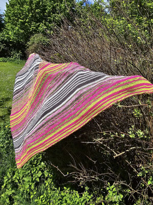"Pink Kiwi Variante 9": Tuch gestrickt und fotografiert von Nel Pi.