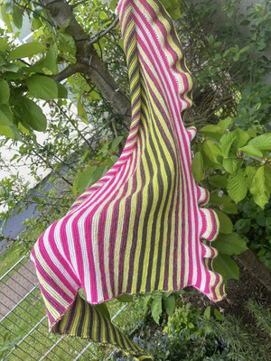 "Pink Kiwi Variante 7": Tuch gestrickt und fotografiert von Melanie Colditz.