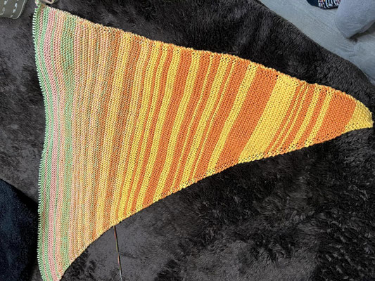 "Sping Variante 11": Tuch gestrickt und fotografiert von Ella Both.
