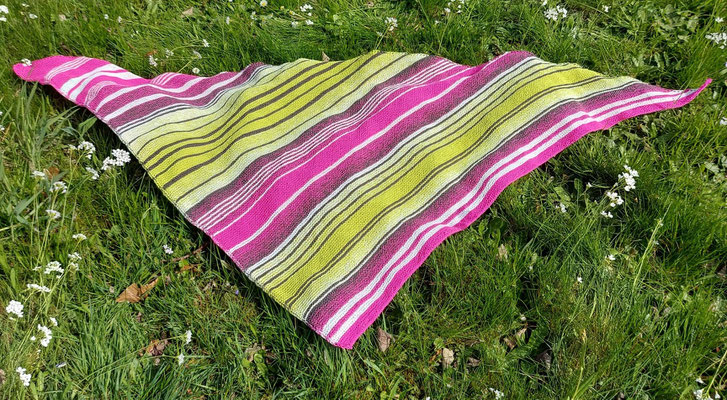 "Pink Kiwi Variante 11": Tuch gestrickt und fotografiert von Heike Haustein.