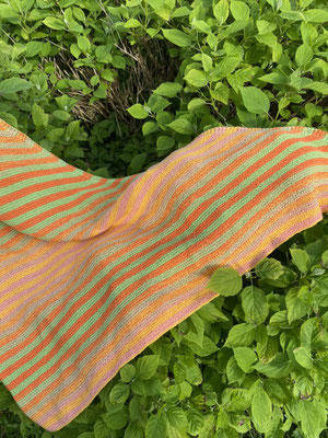 "Spring Variante 6": Tuch gestrickt und fotografiert von Heike Frank.