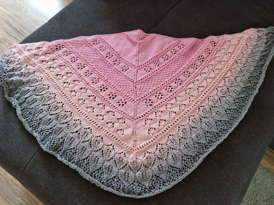"K9" nach der Anleitung "Herbstblüte" von Sandra Schmieding bei ravelry / Tuch gestrickt und fotografiert von Annette Diepolder.