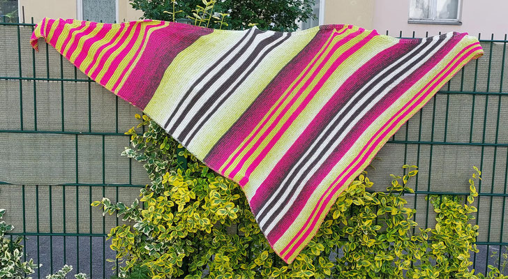 "Pink Kiwi Variante 12": Tuch gestrickt und fotografiert von Heike Schmidt.