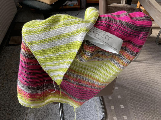 "Pink Kiwi Variante 3": Tuch gestrickt und fotografiert von Cl Strick.