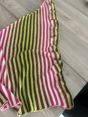 "Pink Kiwi Variante 7": Tuch gestrickt und fotografiert von Melanie Colditz.