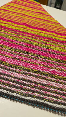 "Pink Kiwi Variante 9": Tuch gestrickt und fotografiert von Kata Ina Anda Objaco.