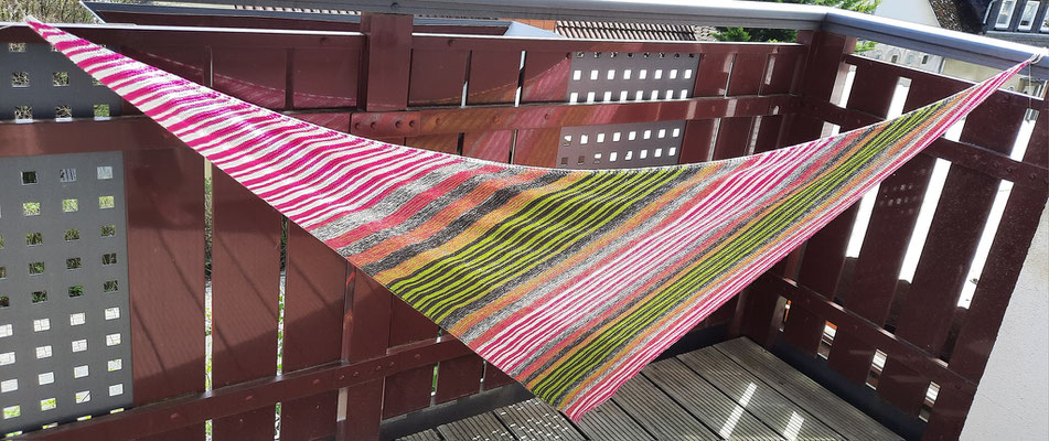 "Pink Kiwi Variante 4": Tuch gestrickt und fotografiert von Dagmar Welsch.