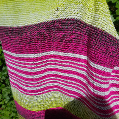 "Pink Kiwi Variante 7": Tuch gestrickt und fotografiert von Claudia Wanzke.