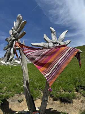 Leuchtturm-Tuch "Luise": Farbgestaltung sowie Tuch gestrickt und fotografiert: Annegret Germer