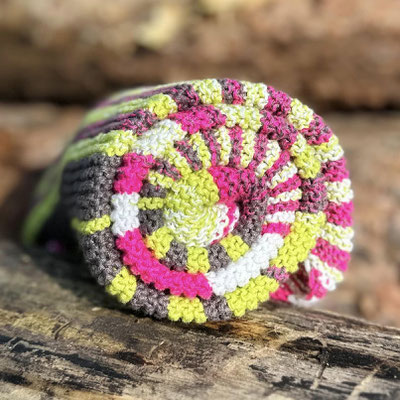 "Pink Kiwi Variante 11": Tuch gestrickt und fotografiert von Stefanie Sprengel.