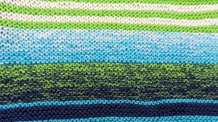 "Moin Moin Variante 8": Tuch gestrickt und fotografiert von Sandra Metzner.