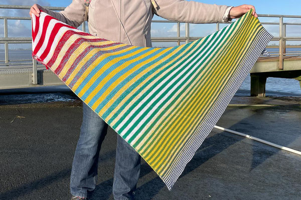 Leuchtturm-Tuch "Ditzumer Fischkutter" / Farbzusammenstellung sowie Tuch gestrickt und fotografiert von Ursula Schindelhauer.