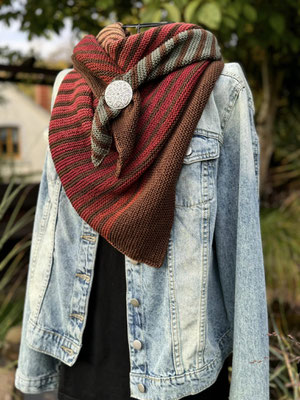Leuchtturm-Tuch "Herbstfarben". Tuch gestrickt und fotografiert von Diana Beyer.