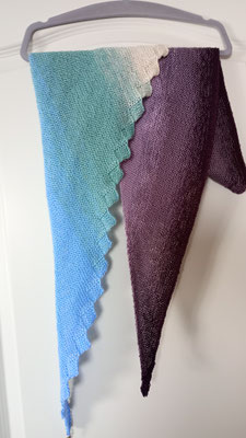 "Double Hitch" von Martina Behm aus "Romance". Tuch gestrickt und fotografiert von Christine Dummer.