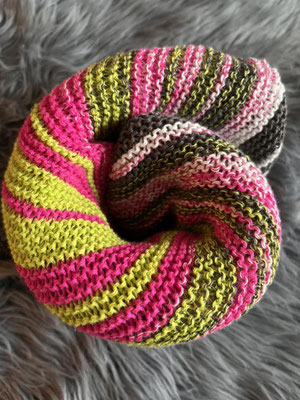 "Pink Kiwi Variante 9": Tuch gestrickt und fotografiert von Kata Ina Anda Objaco.