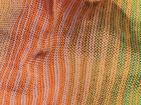"Sping Variante 12": Tuch gestrickt und fotografiert von Caroline Elfers.
