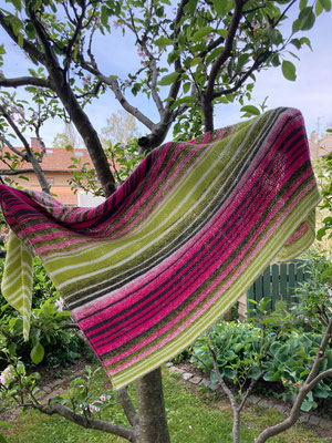 "Pink Kiwi Variante 10": Tuch gestrickt und fotografiert von Sabine Obe.