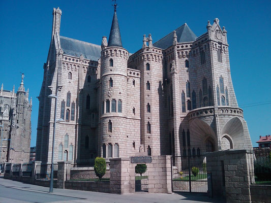 31.08.2009: Bischofspalast von Antoni Gaudí in "Astorga"