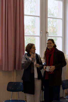 Zwei Frauen stehen während einer Workshop-Pause während des GFK-Tages in Darmstadt im Treppenhaus und unterhalten sind. 