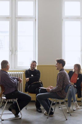 Vier Workshoü-Teilnehmende sind auf dem GFK-Tag Darmstadt angeregt ins Gespräch vertieft.