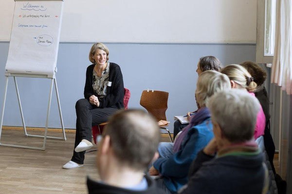 Die GFK-Trainerin Daniela Manke im Gespräch mit Teilnehmenden bei einem Workshop auf dem GFK-Tag Darmstadt.