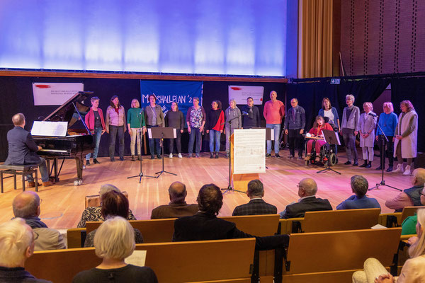 Gospelchor mit Niclas Floer am Klavier