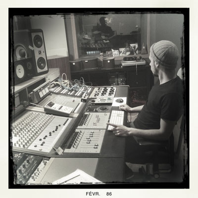 Florent Coutel.  Studio d'enregistrement. MIKROKOSM, Villeurbanne.