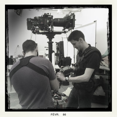 Tom Duret, (steadycam) et Guillaume Mattana (assistant caméra). décor: studio d'enregistrement. MIKROKOSM, Villeurbanne.